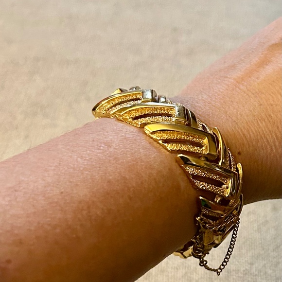 Vintage Monet Gold Tone Chevron Link Bracelet - Picture 11 of 11